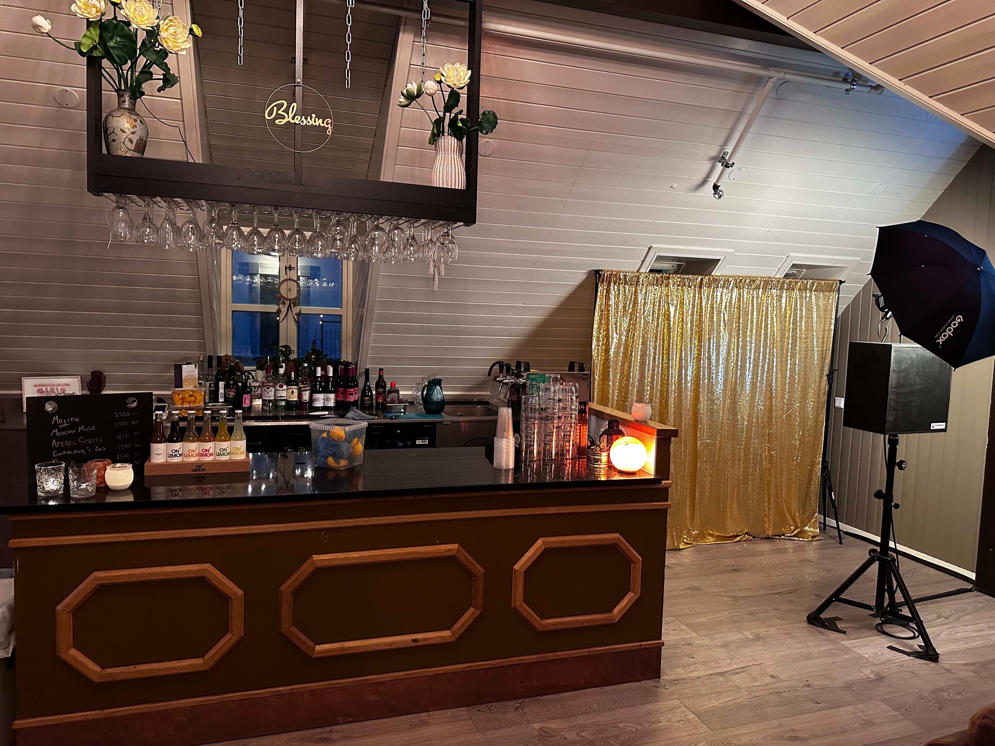 The bar and photo corner at Kornhlaðan